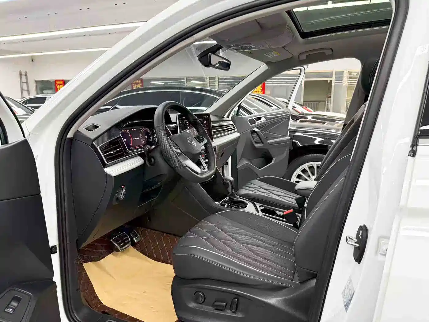 Volkswagen Tiguan L 2024 330TSI Automatic 2WD R-Line Premium Enjoyment Edition фото 7