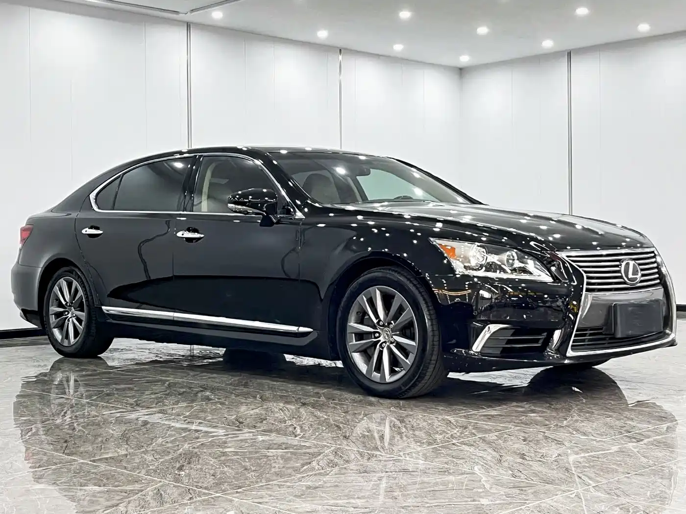 Фото 2 - Lexus LS