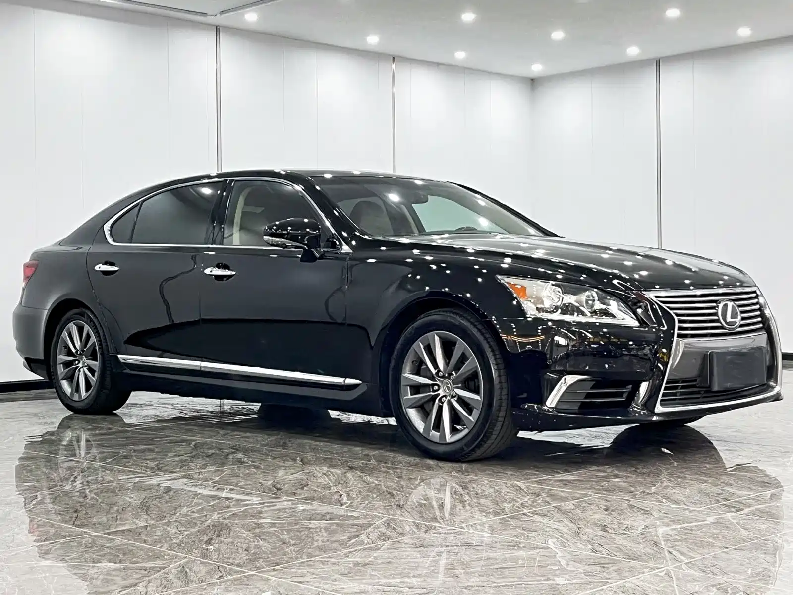 Фото 2 - Lexus LS