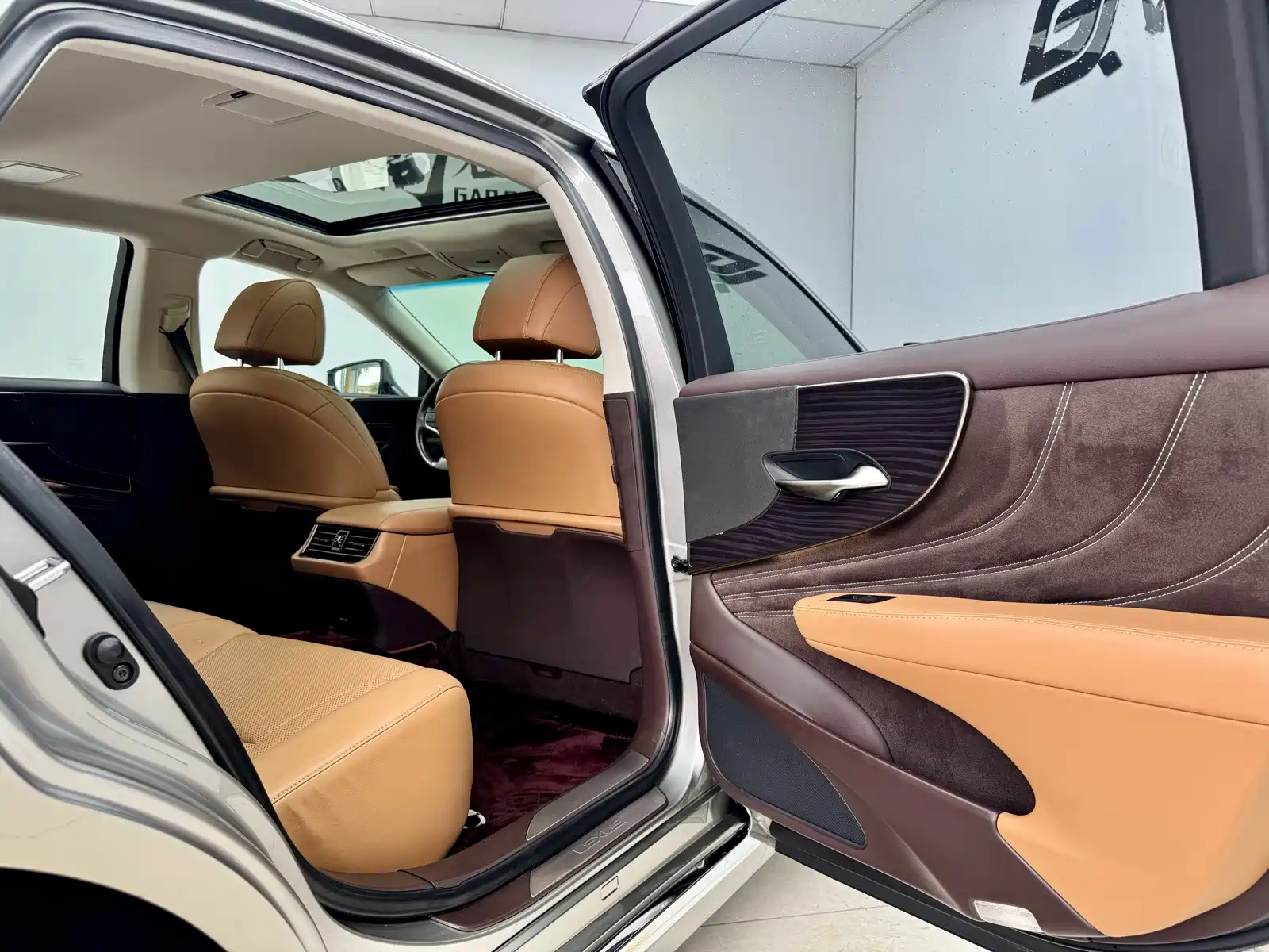 Фото 10 - Lexus LS