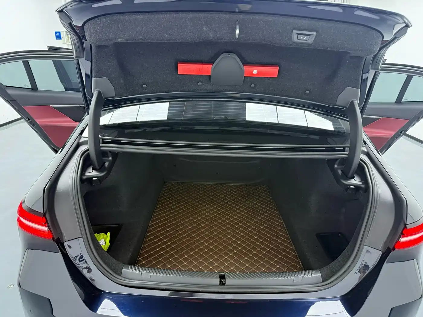 BMW 5 Series 2025 525Li Luxury Package фото 6