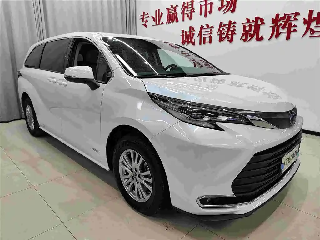 Toyota Sienna 2021 2.5L Hybrid Comfort Edition фото 3