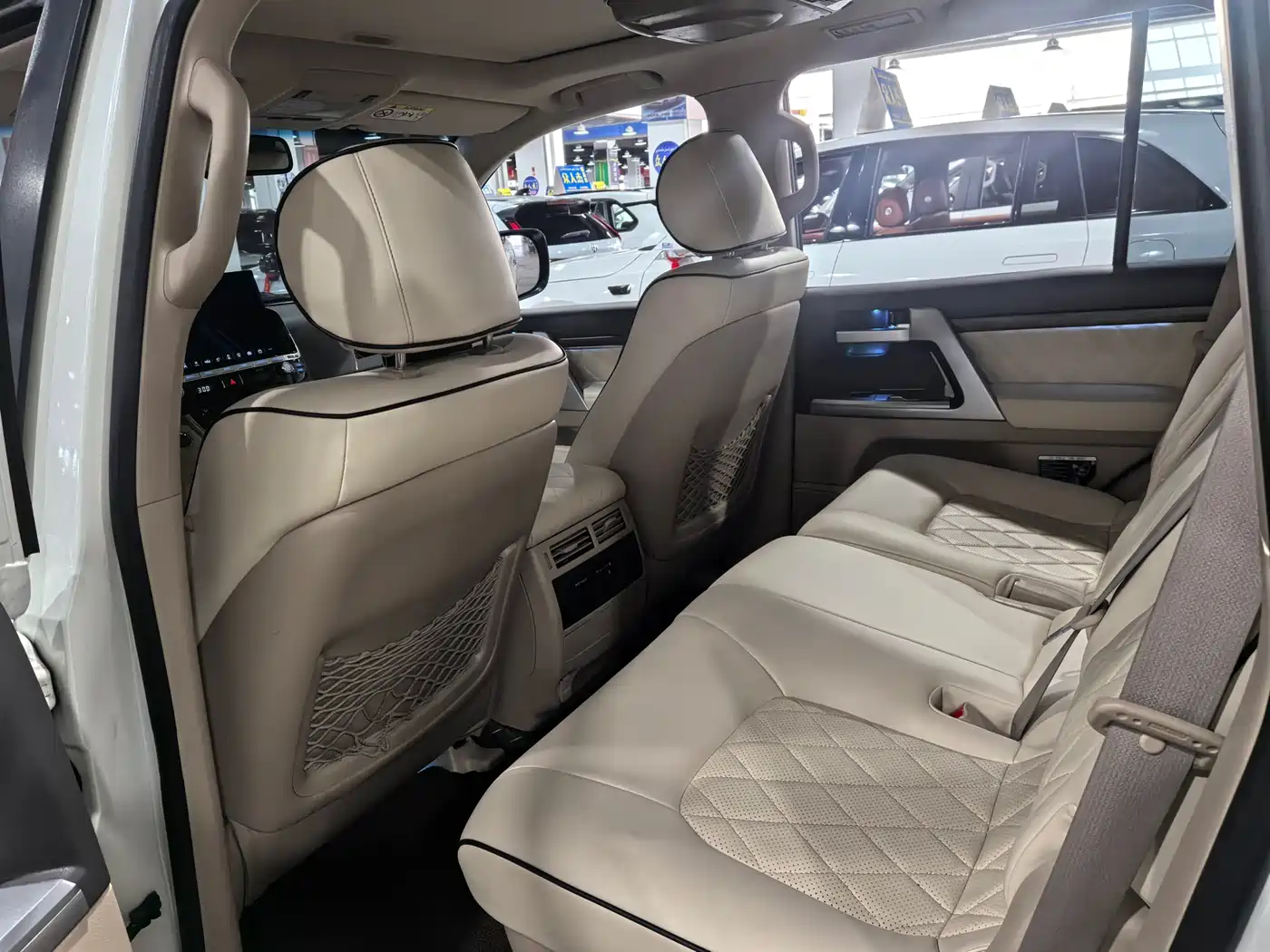 Toyota Land Cruiser (Import) 2015 4.6L V8 Middle East Limited Edition фото 8