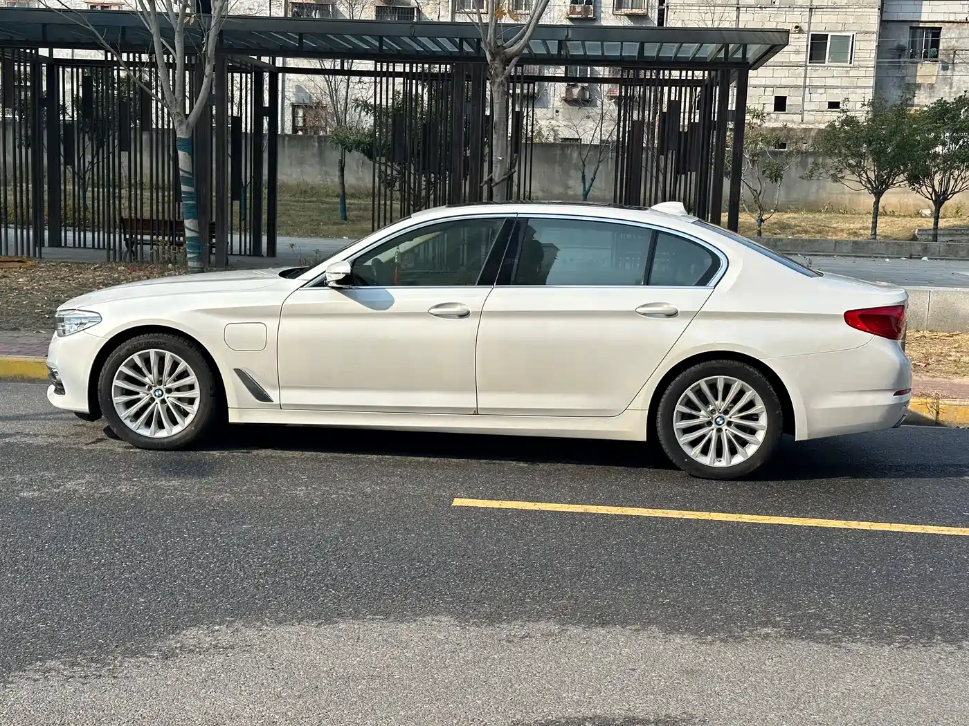 BMW 5 Series New Energy 2020 530Le Luxury Package фото 16