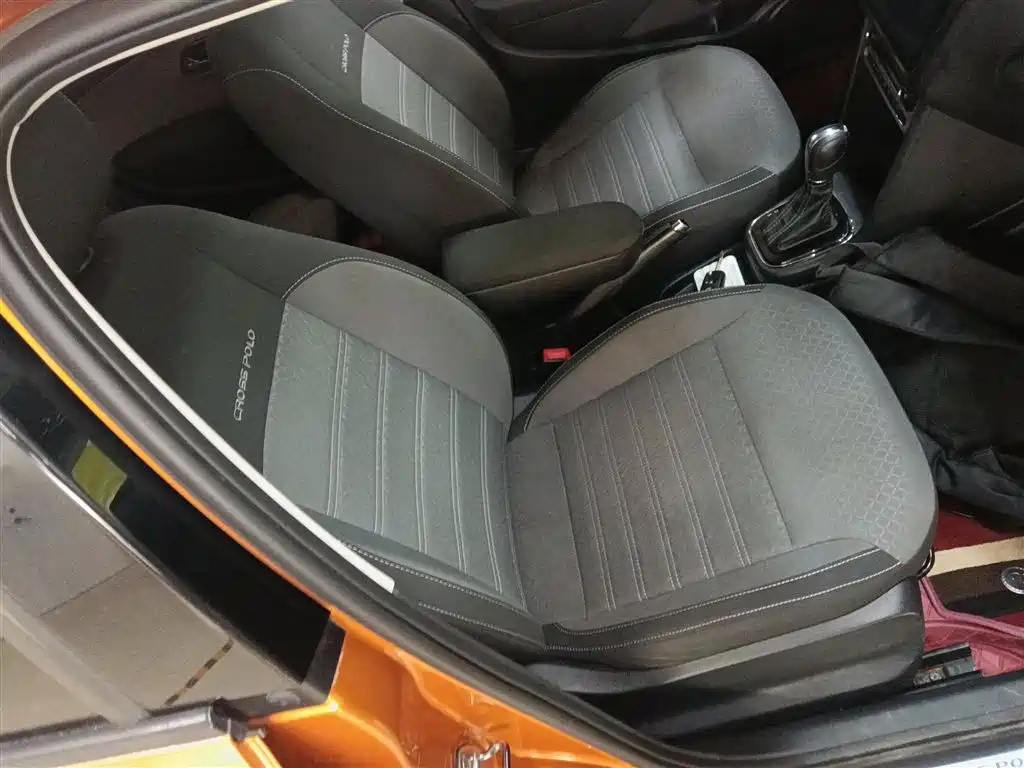 Volkswagen Polo 2016 1.6L Cross Polo Automatic фото 18