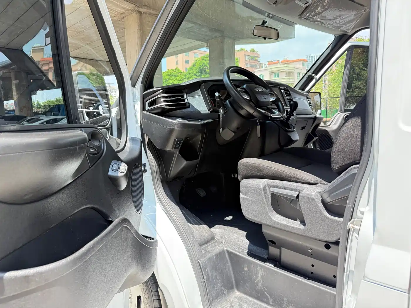 Jiangling JMC Fushun 2025 2025 Model 2.0T 6MT Diesel Short Wheelbase Medium-High Roof Commercial MPV 5/6 Seats