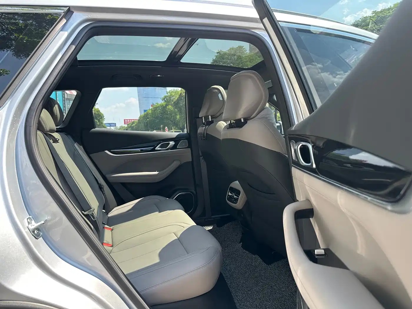 Фото 9 - Geely Boyue L
