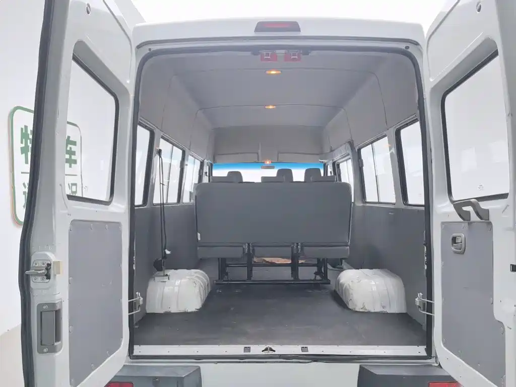 Iveco Daily 2023 2021 Model 2.5T A35 M1 Passenger Vehicle 5-9 Seats Short Wheelbase Medium Roof Dual Tires Manual Door