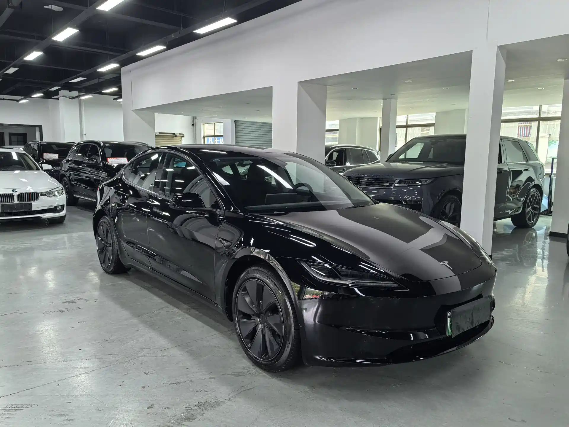 Фото 3 - Tesla Model 3