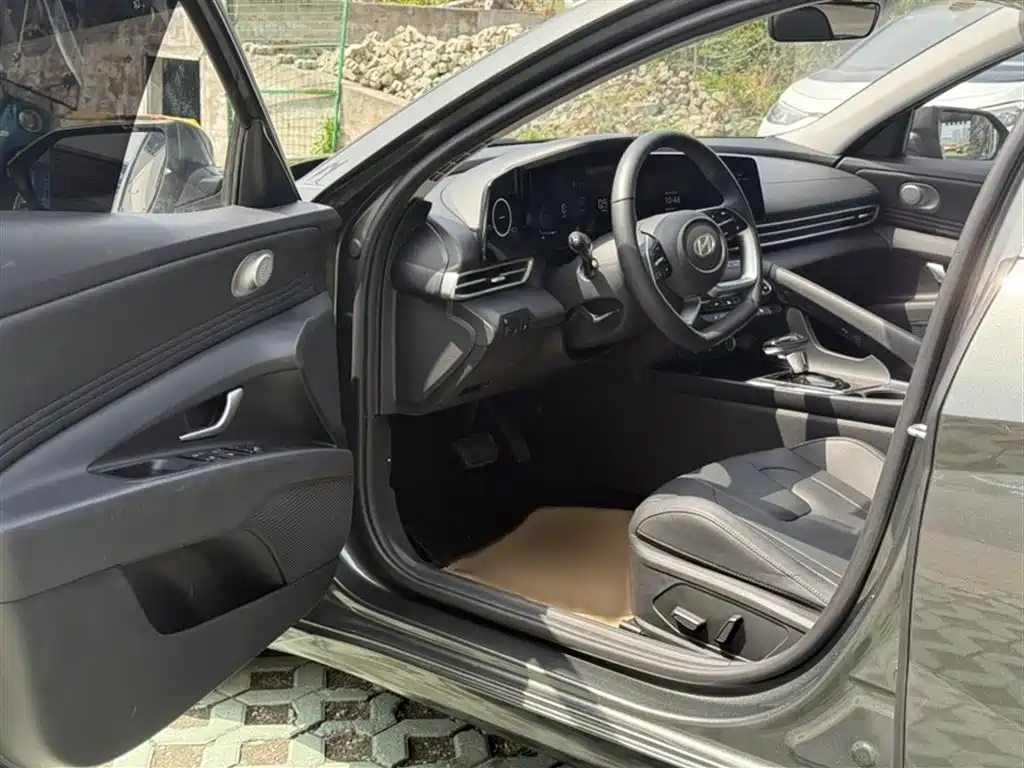 Hyundai Elantra 2023 Model 1.5L CVT LUX Premium Edition фото 22