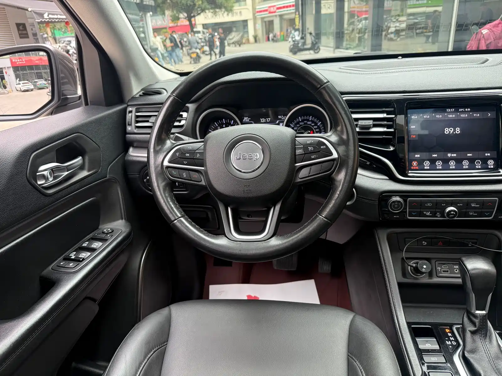 Фото 12 - Jeep Commander