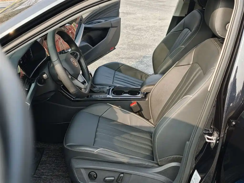 Volkswagen Passat 2022 330TSI Elite Edition фото 16
