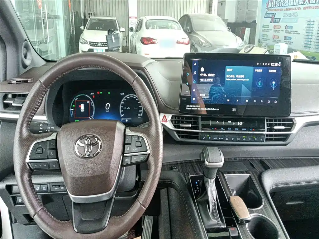 Toyota Sienna 2021 2.5L Hybrid Platinum Edition фото 10