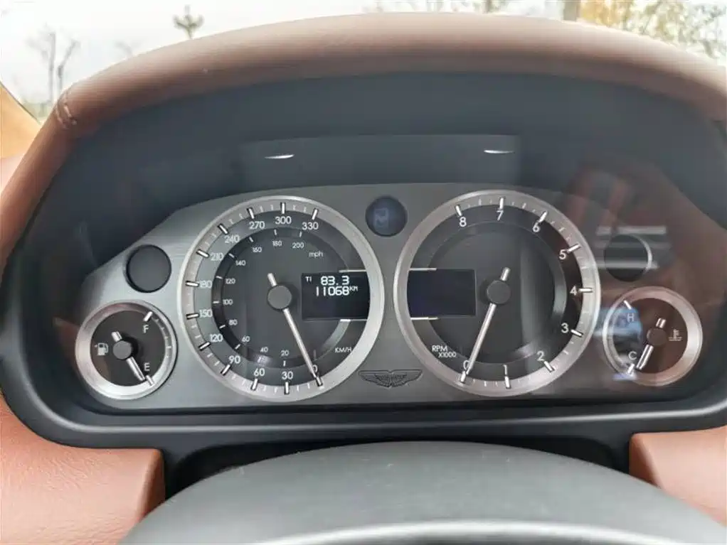 ASTON MARTIN V8 VANTAGE