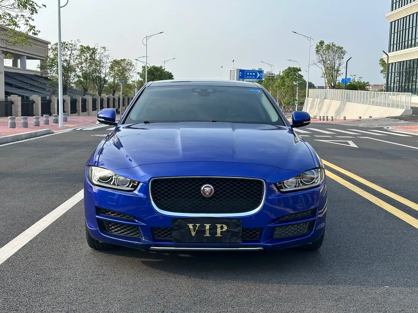 Фото 2 - Jaguar XEL