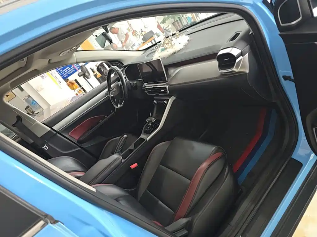 Фото 25 - Geely Coolray