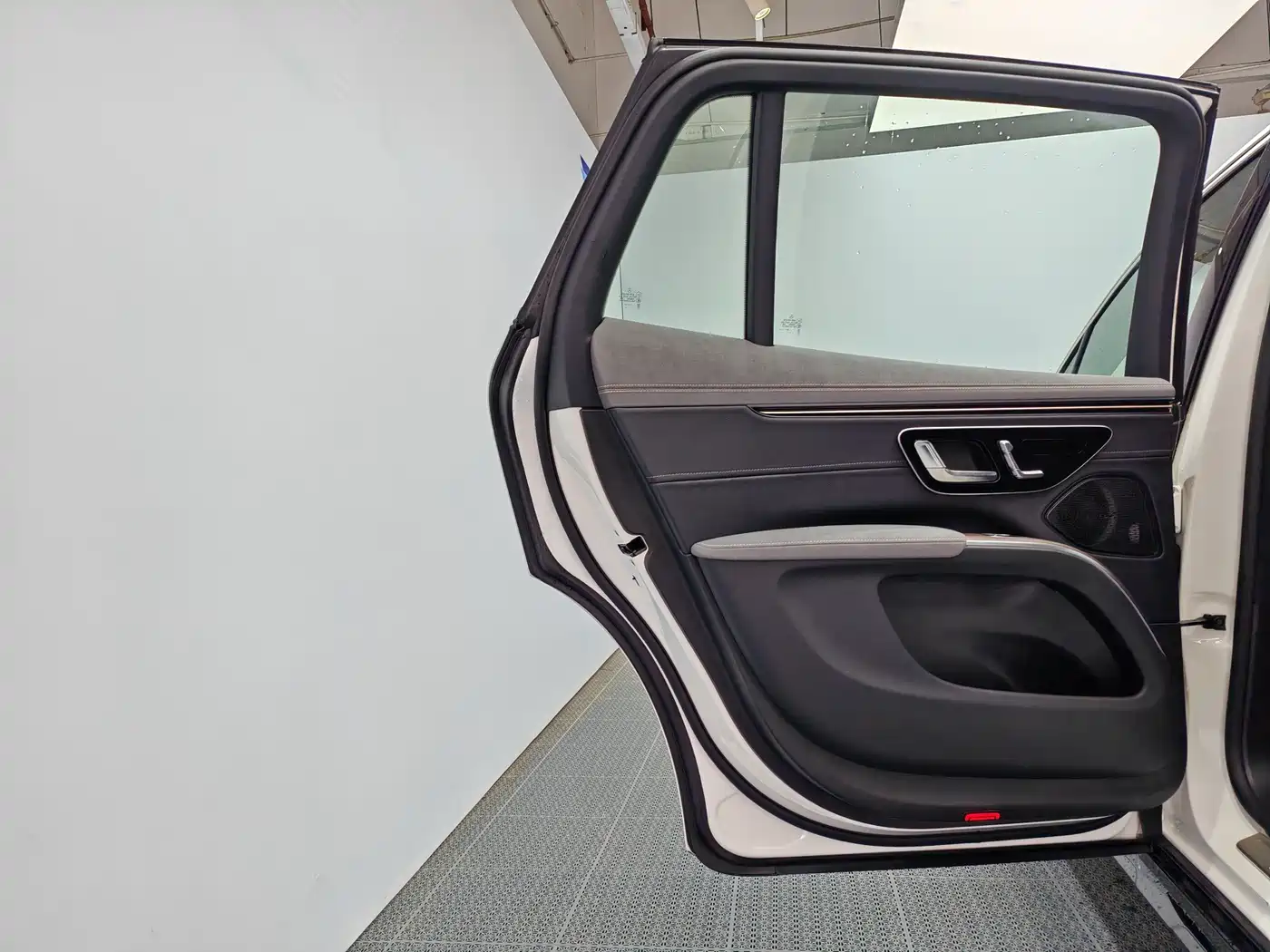 Mercedes-Benz EQS SUV 2023 450 4MATIC Pioneer Edition фото 14