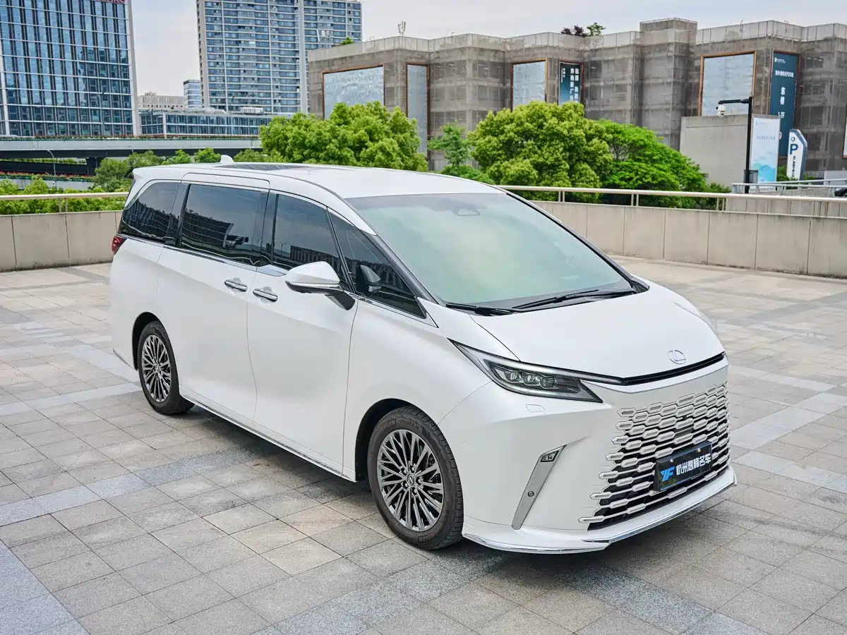 Lexus LM 2023 500h 6-Seater Prestige Edition фото 10
