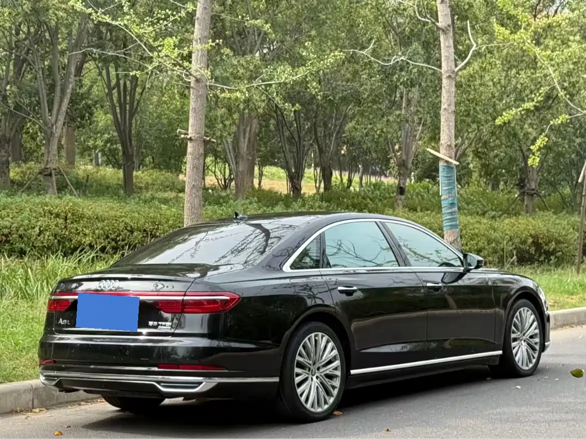 Фото 7 - Audi A8