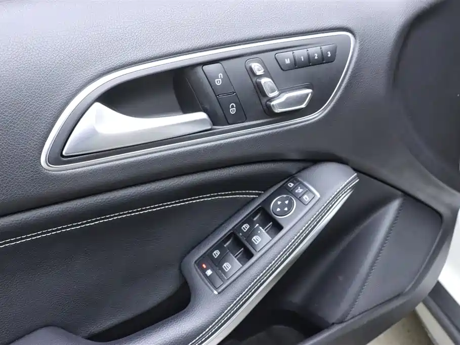 Mercedes-Benz GLA 2017 GLA 220 4MATIC Fashion фото 12