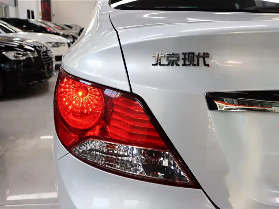 Hyundai Verna 2010 Sedan 1.4L Automatic Comfort GS фото 21