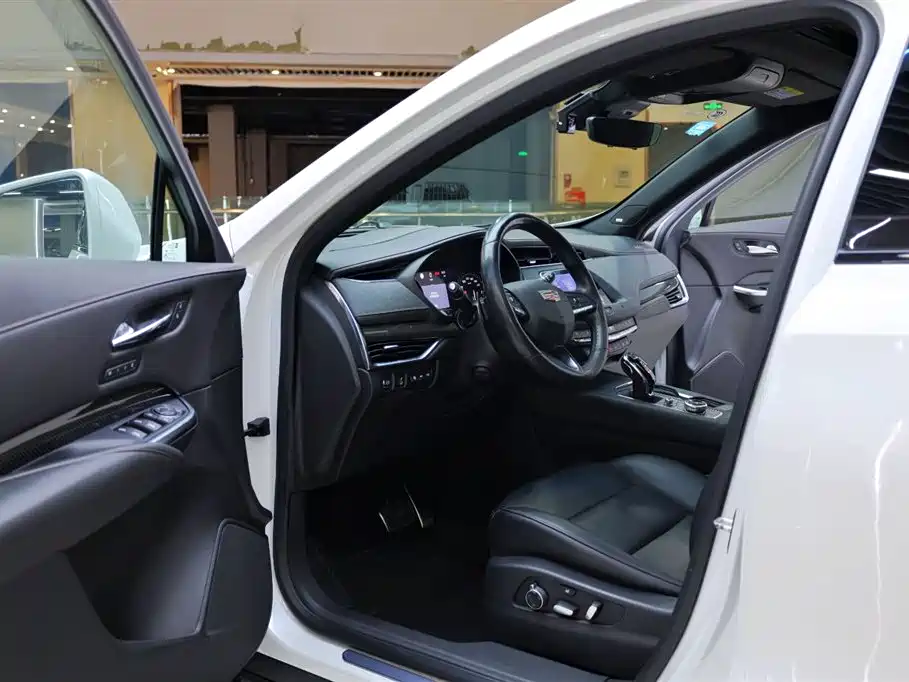 Фото 15 - Cadillac XT4