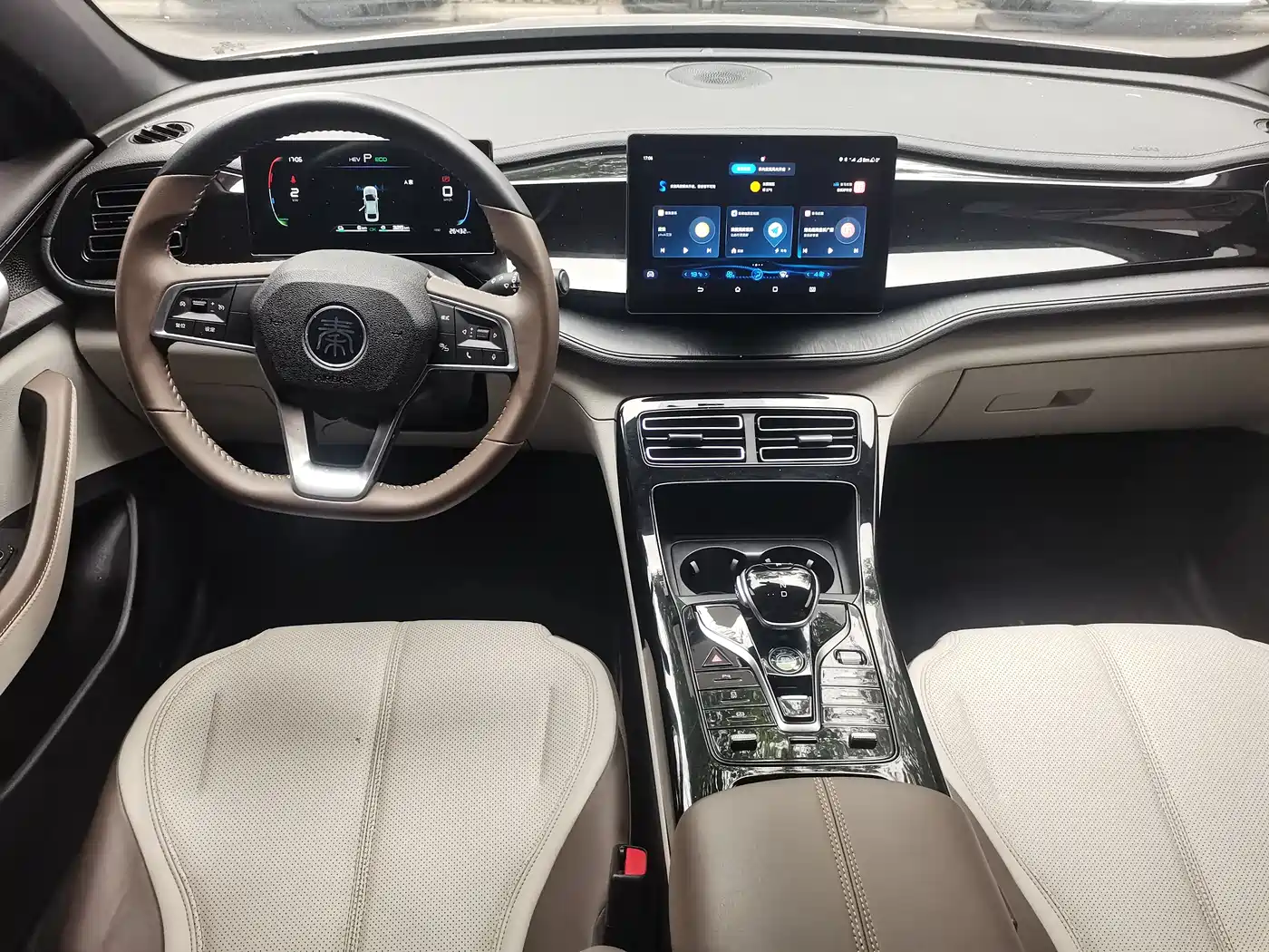 BYD Qin PLUS 2024 Glory Edition DM-i 55KM Leading фото 7