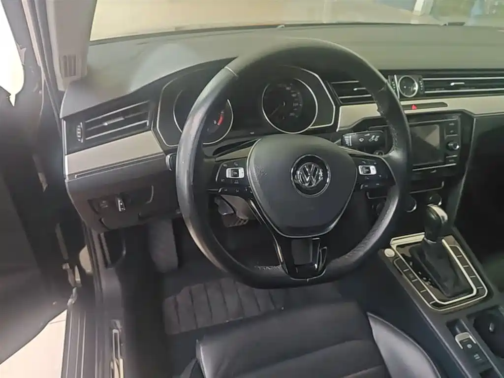 Volkswagen Magotan 2018 330TSI DSG Leading фото 11