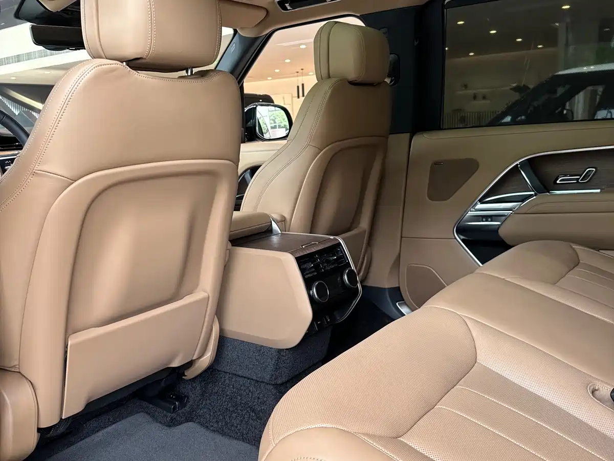Land Rover Range Rover 2026 Model 3.0 L6 400PS SE Long Wheelbase Version фото 4