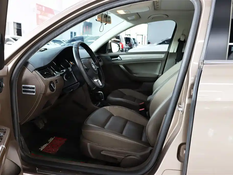 Volkswagen Bora 2014 1.6L Automatic Comfort Edition фото 4