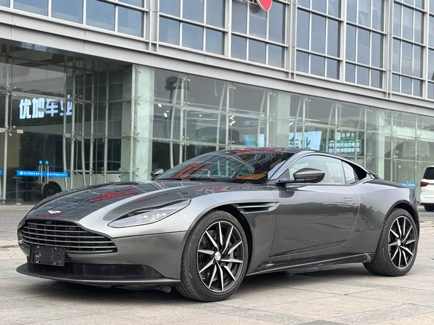 Aston Martin DB11