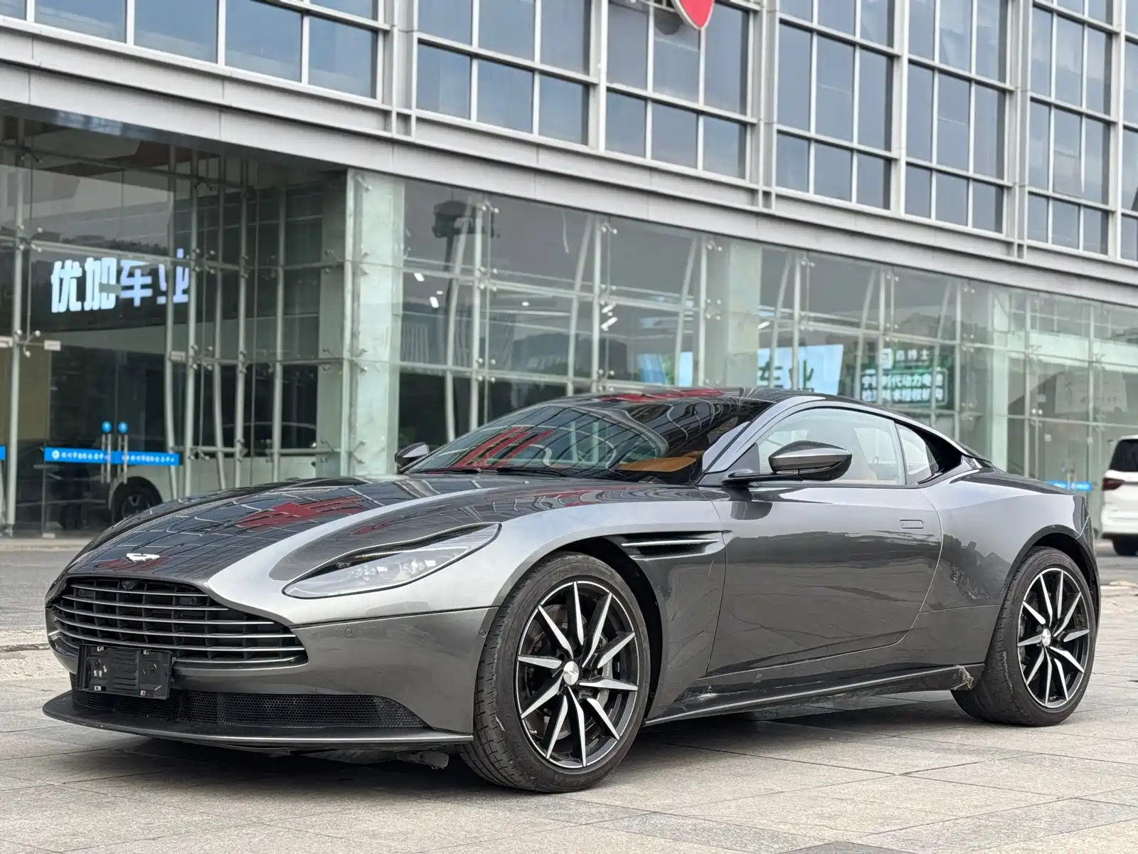 Фото 1 - Aston Martin DB11