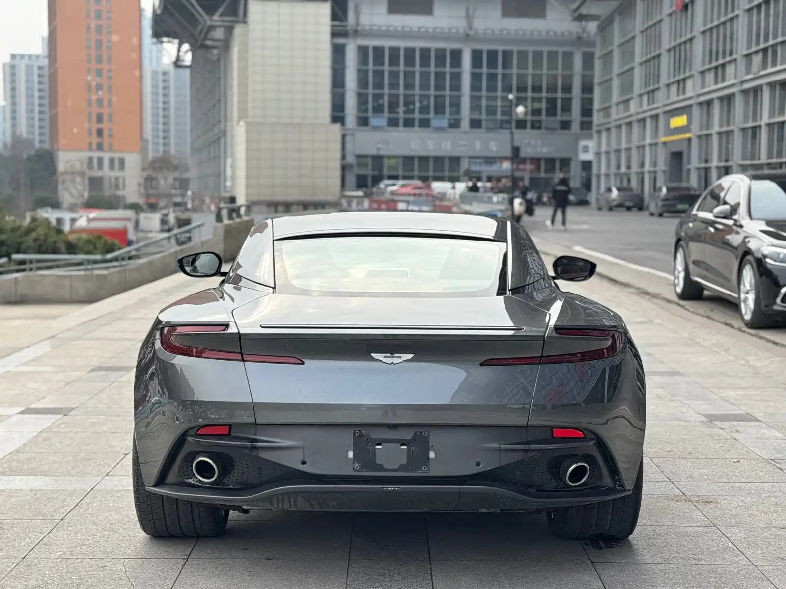 Фото 3 - Aston Martin DB11