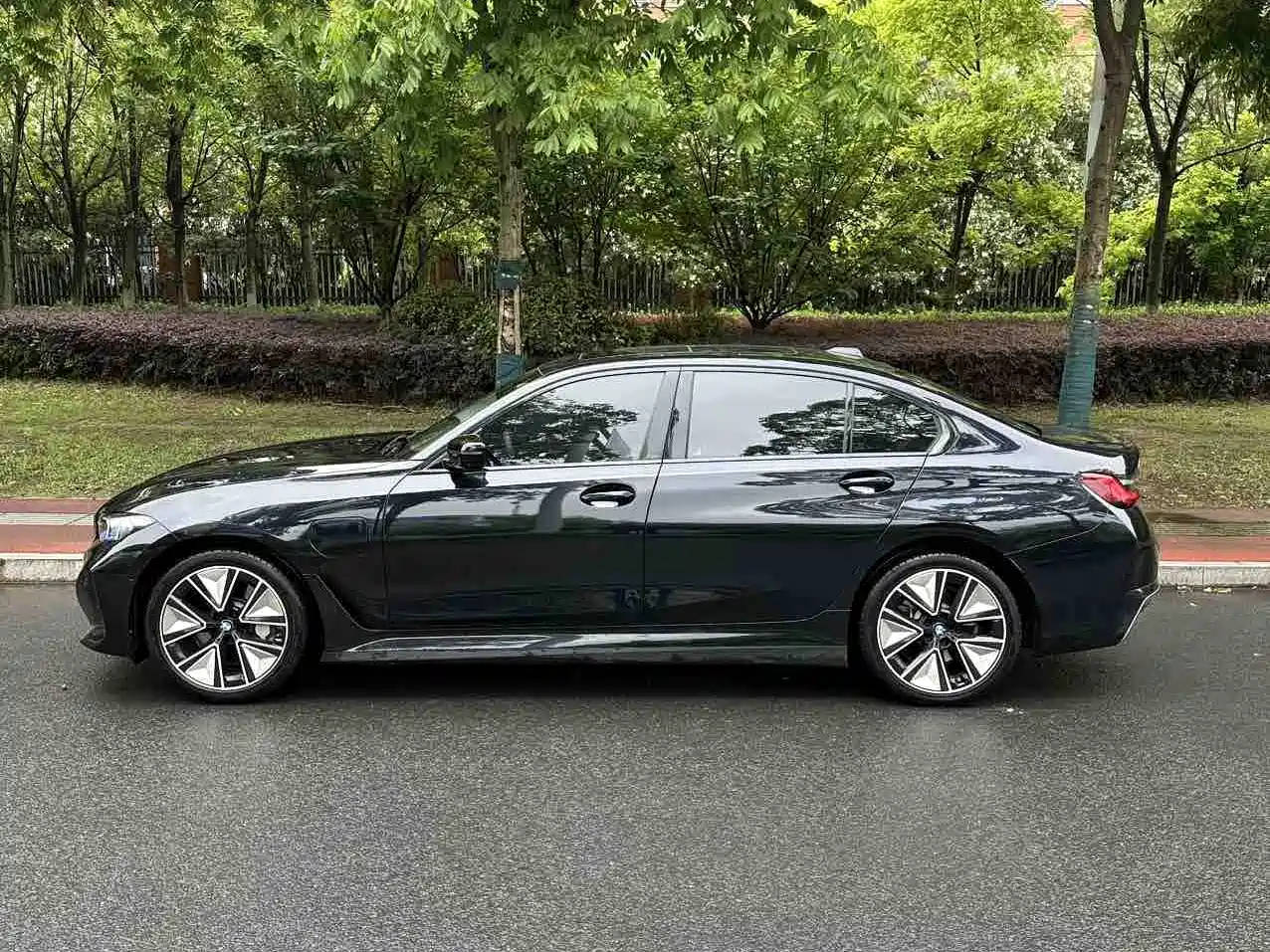 BMW i3 2025 eDrive 40 L Shadow Night Sport Package фото 4