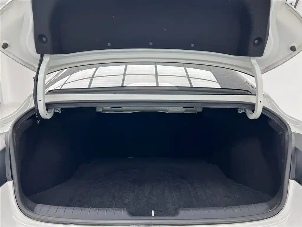 Hyundai Elantra 2021 1.5L CVT LUX Premium Edition фото 11