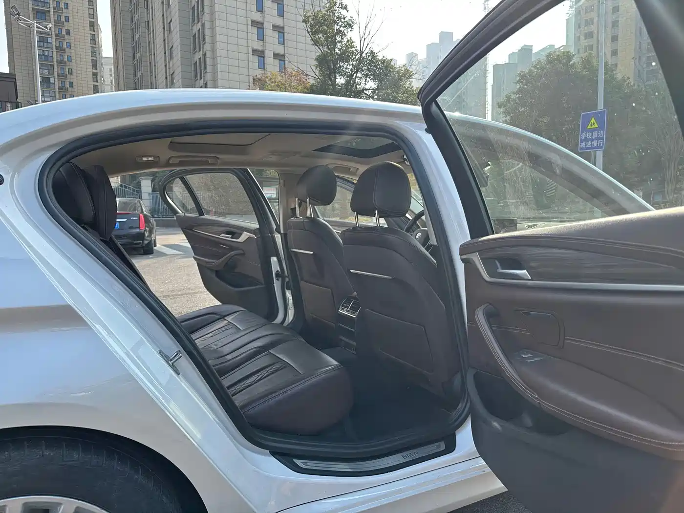 BMW 5 Series New Energy 2020 530Le Luxury Package фото 14