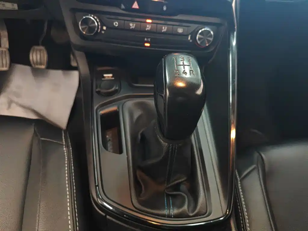 Peugeot 308 2016 1.6L Manual Fashion фото 13