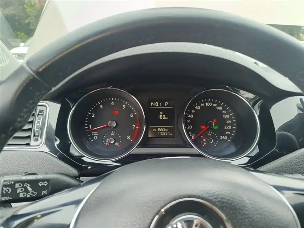 Volkswagen Sagitar 2016 230TSI 25th Anniversary Edition фото 12
