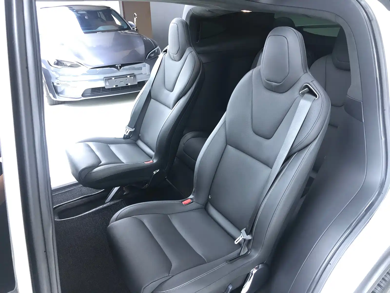 Фото 10 - Tesla Model X