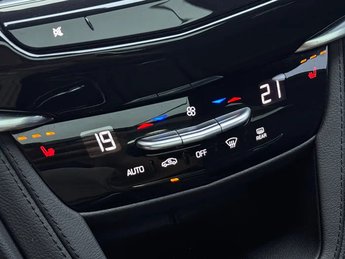 Фото 10 - Cadillac XT5