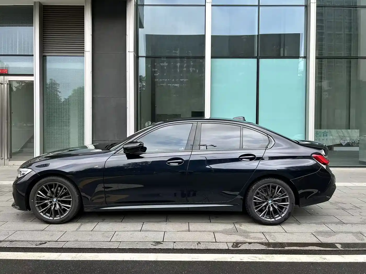BMW 3 Series 2021 325i M Sport Night Edition фото 4