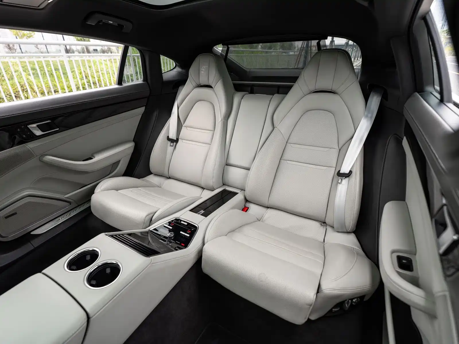 Photo 13 - Porsche Panamera