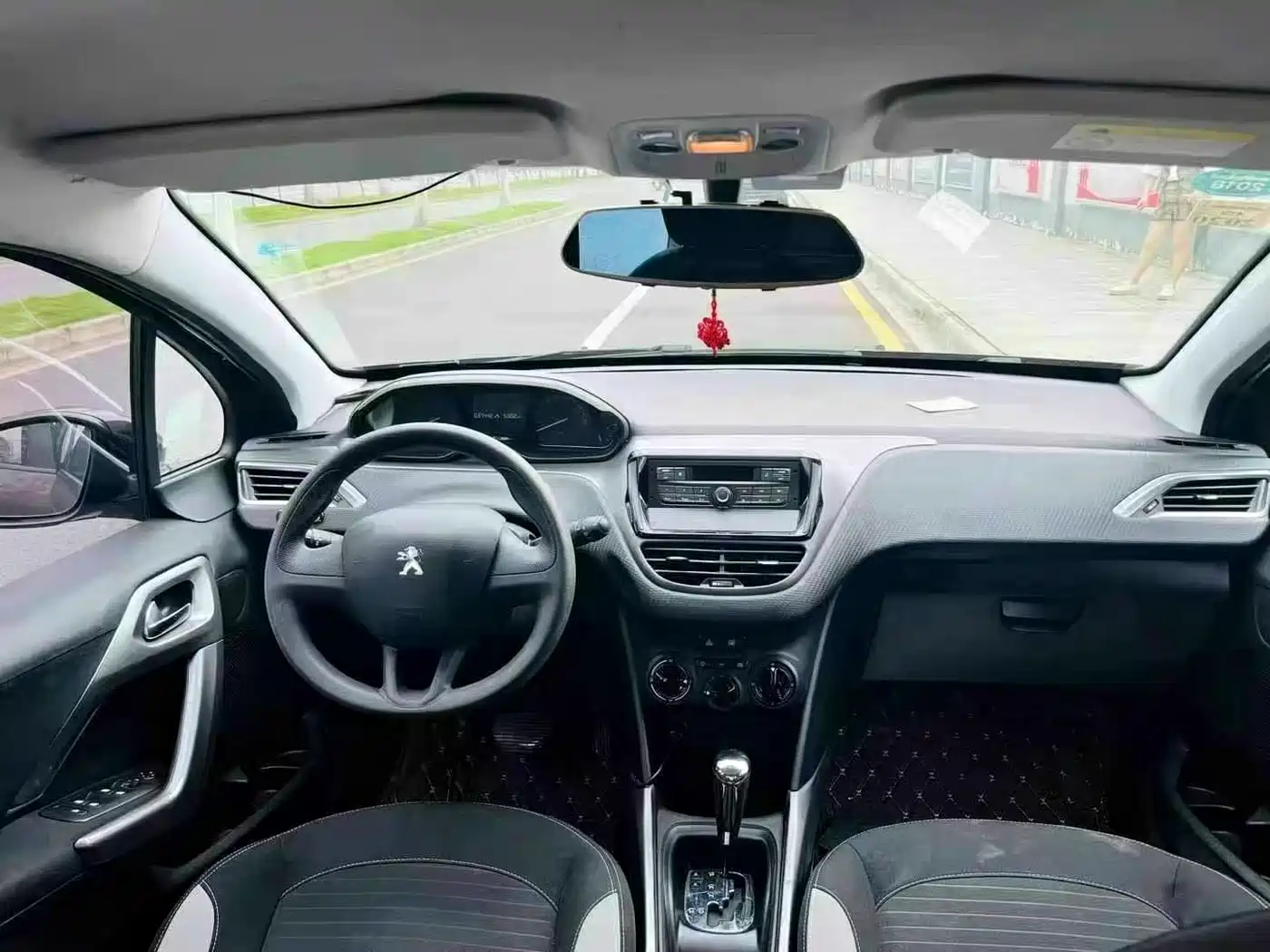 Peugeot 2008 2014 1.6L Automatic Trend Edition фото 6