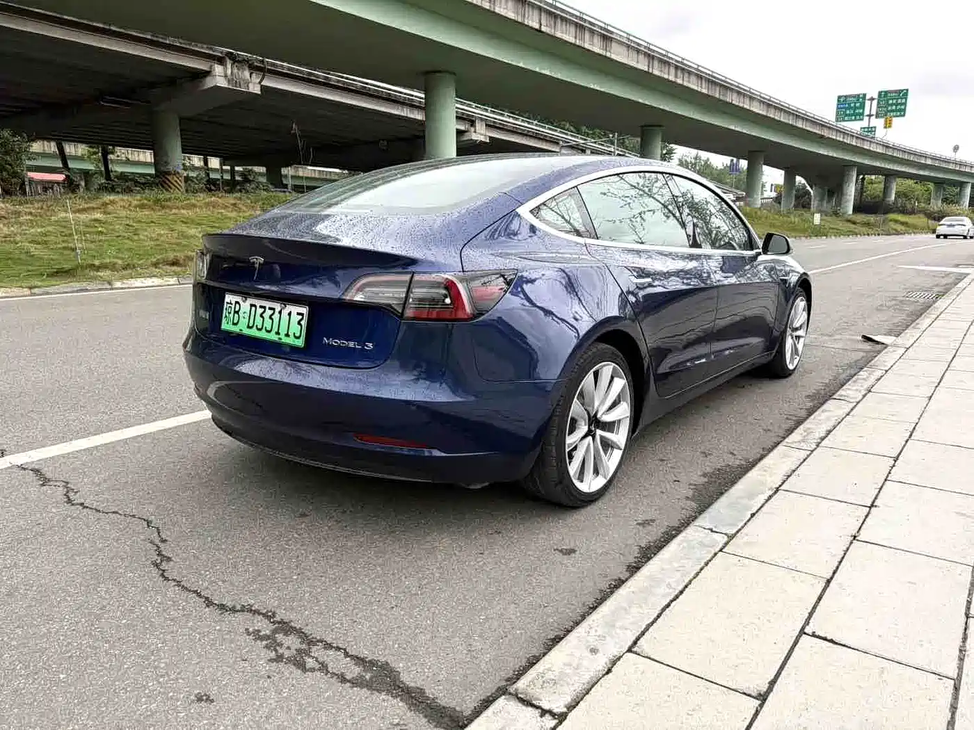 TESLA MODEL 3