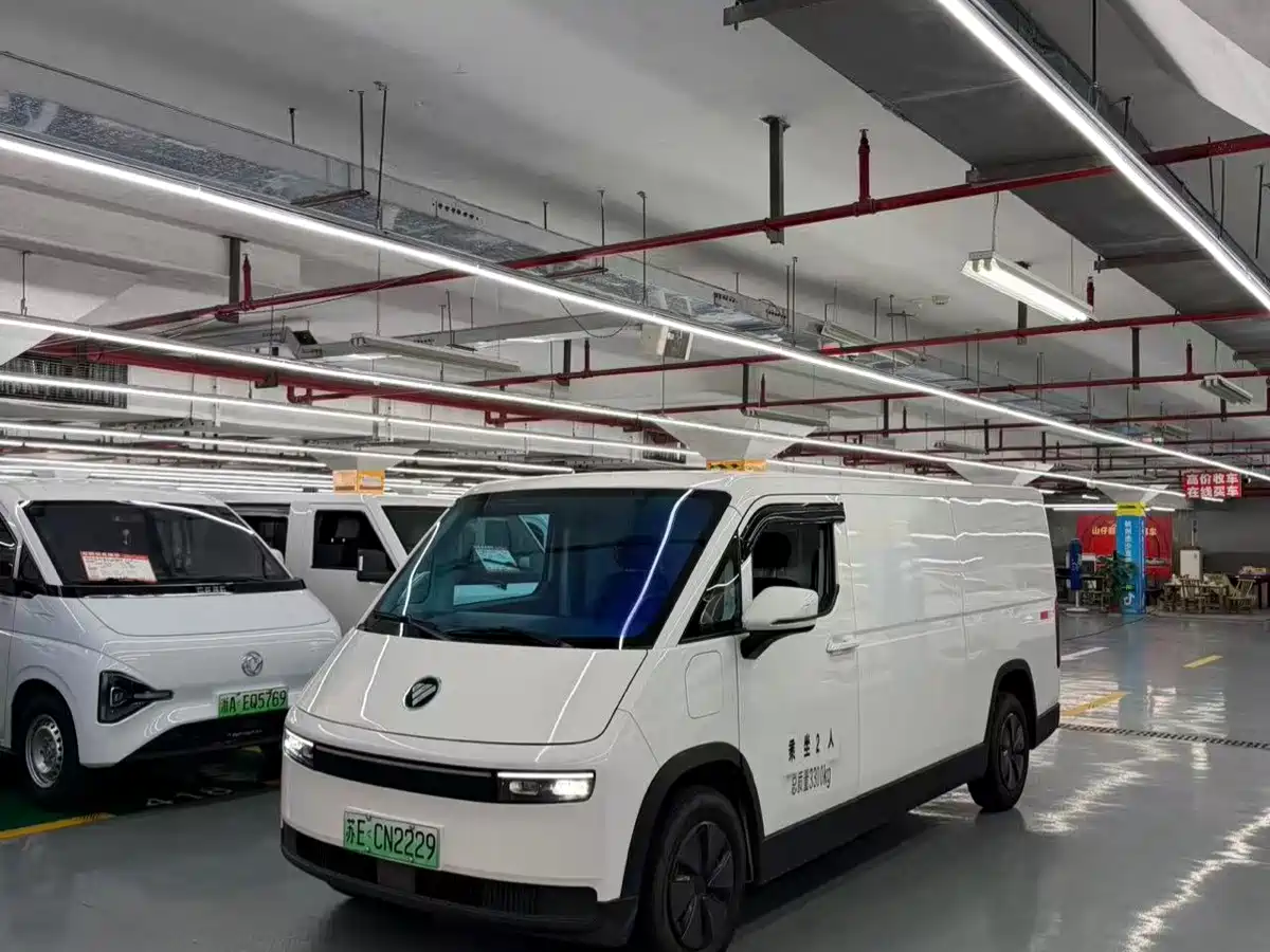 Foton Fengjing i7 2025 2025 Professional Logistics Long Wheelbase FWD CATL 66.67kWh Smart Edition Flat Roof Single Tire 2-Seater
