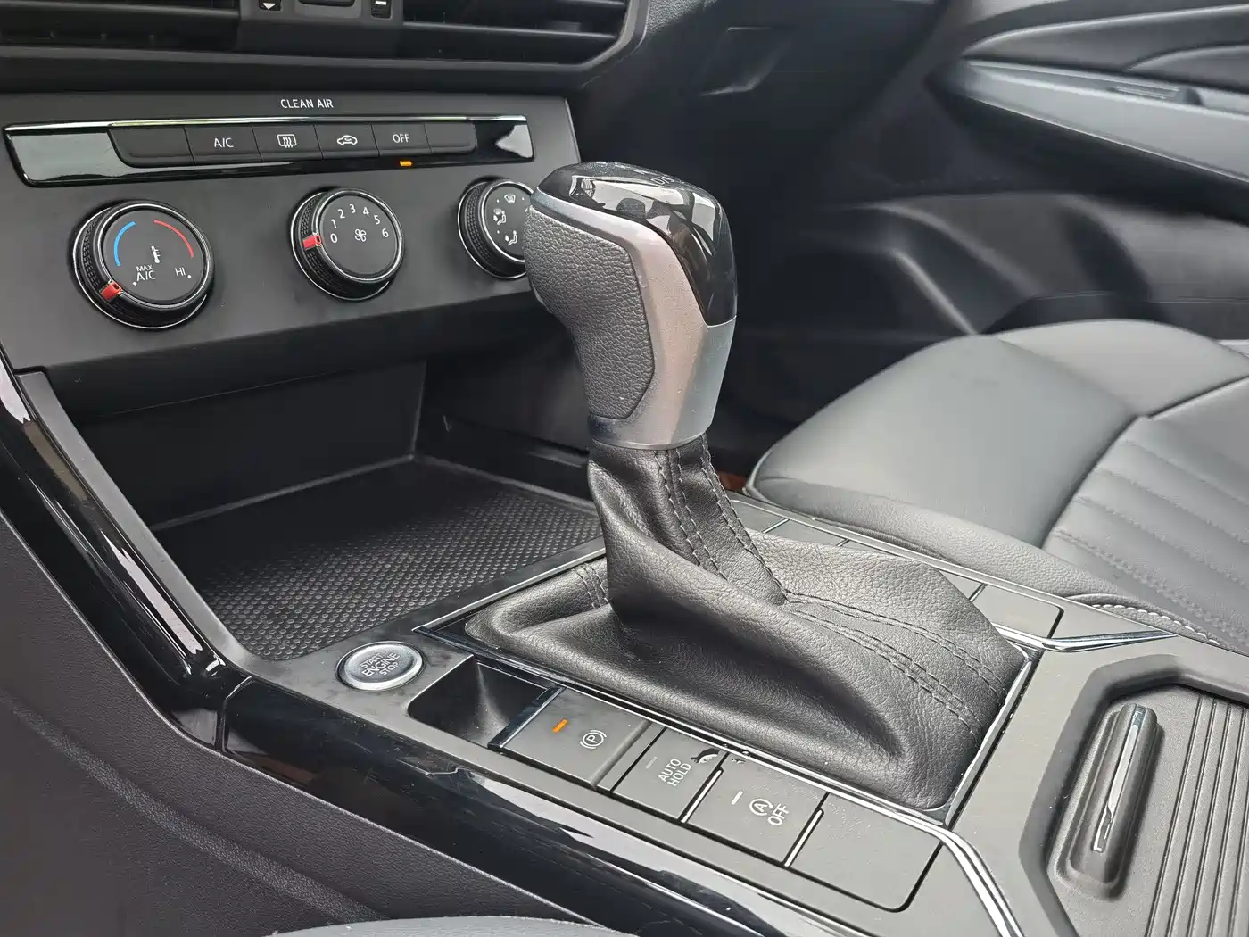 Volkswagen Passat 2024 280TSI Elite Edition фото 17