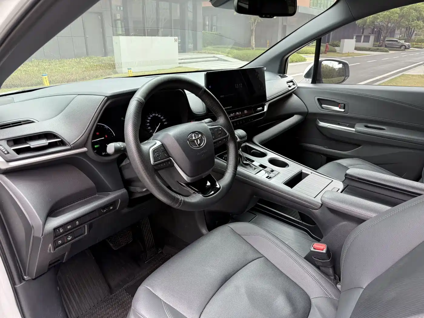 Toyota Sienna 2021 2.5L Hybrid Premium Edition фото 14