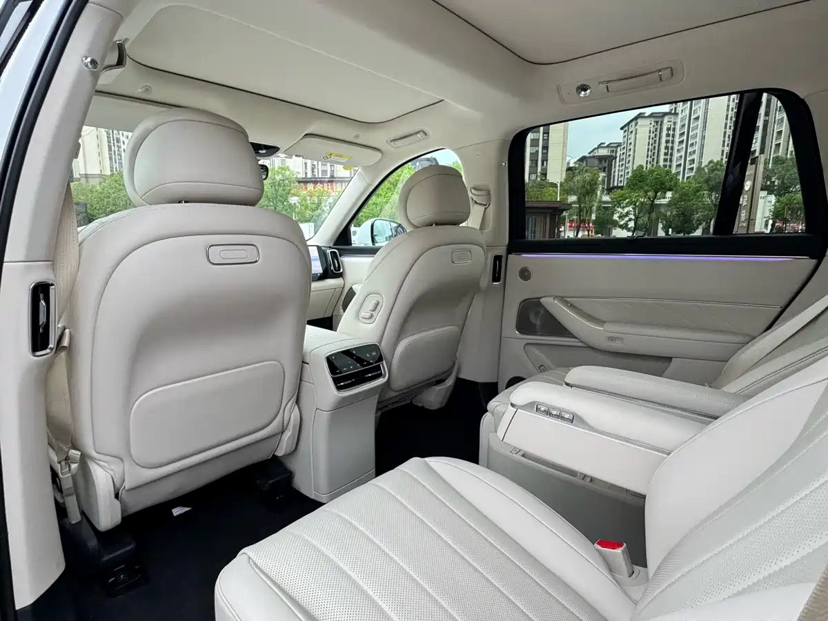 AITO Wenjie AITO M8 2025 Model Extended Range Max+ Edition 53.4kWh 6-Seater фото 8