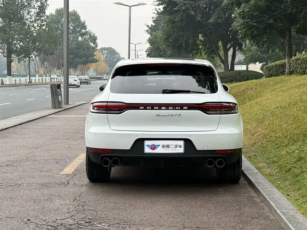 PORSCHE MACAN
