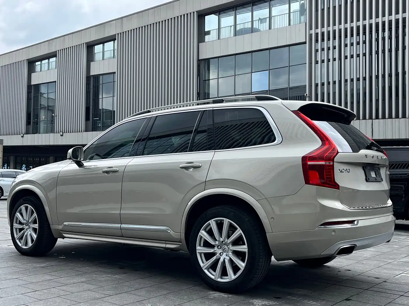 VOLVO XC90